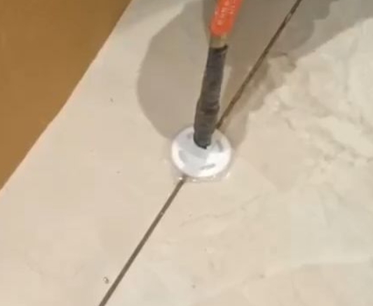 庆安瓷砖空鼓维修公司专业解答瓷砖在铺贴过程中，如果没有涂抹均匀到位的粘结材料（如水泥砂浆或瓷砖胶），可能会导致以下问题