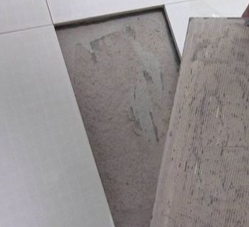庆安瓷砖空鼓维修公司分享瓷砖铺贴时如果打浆（即涂抹在瓷砖背面和基层上的砂浆或瓷砖胶）过少，会带来以下问题